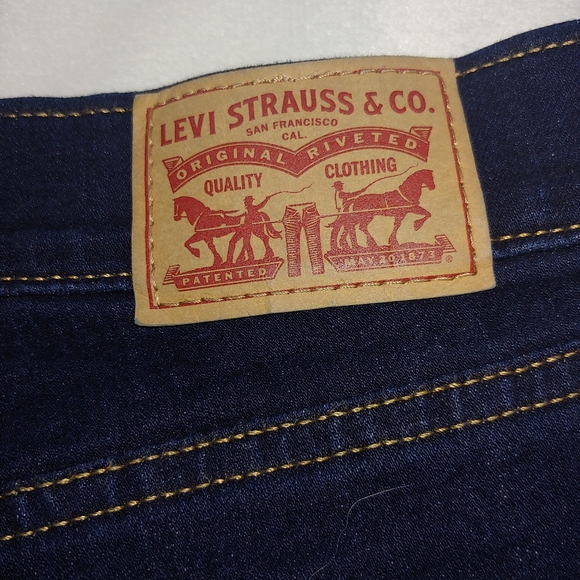 NWOT Women’s Levi’s Dark Wash Classic Straight-Leg Jeans – Sizes 14 & 16W - Picture 4 of 16